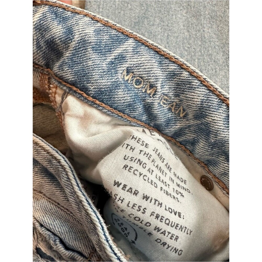 American Eagle 2 Long Strigid Mom Jean Light Wash Destroyed Distressed Jeans